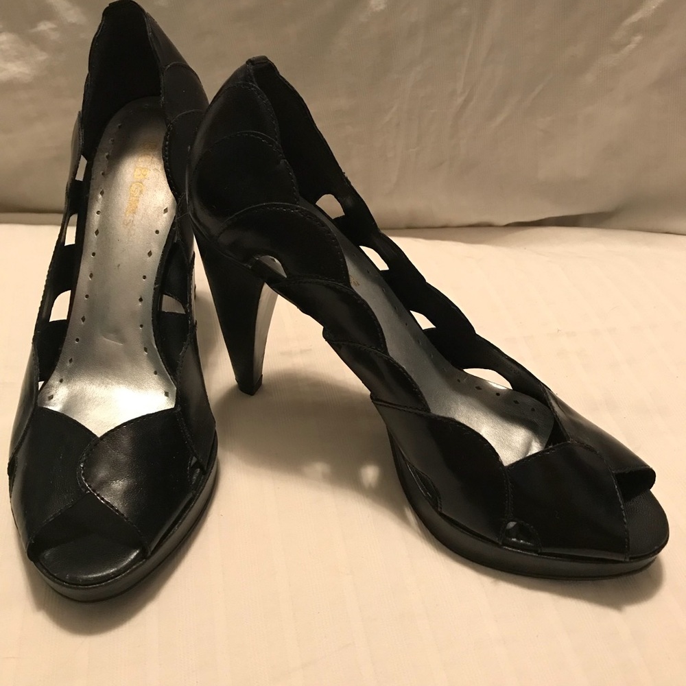 SZ 7 BCBG Girls Black leather cut out design